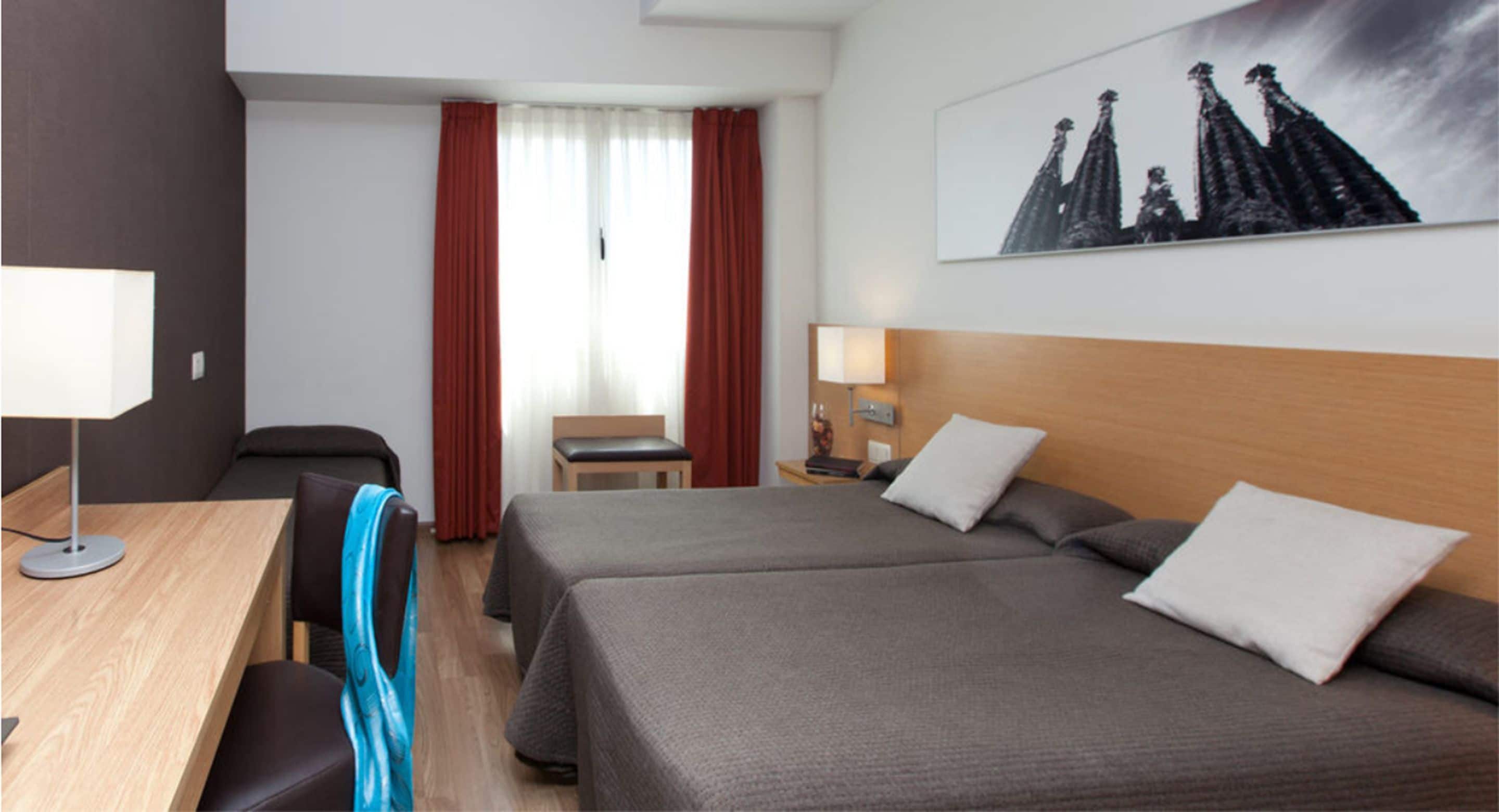 standard triple room | 1 bedroom, in-room safe, individually furnished, desk