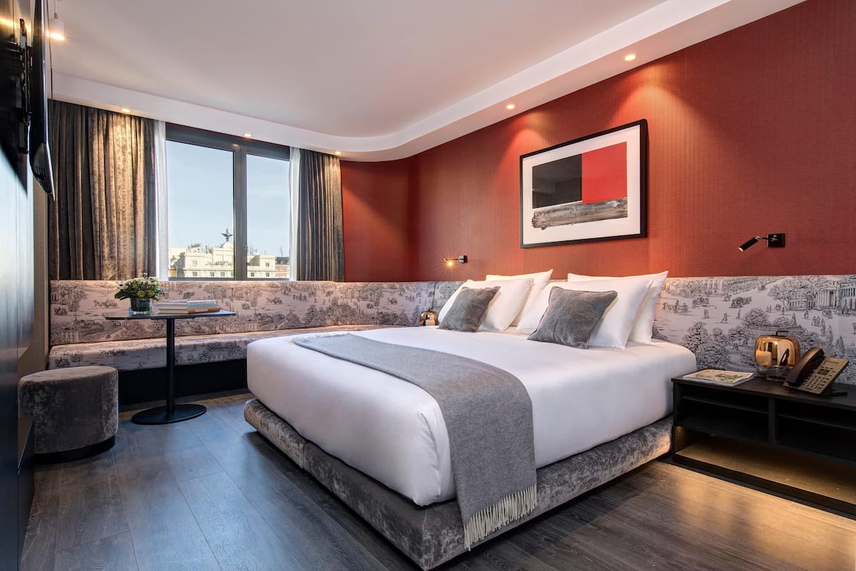 Executive Room, 1 Queen Bed | Premium bedding, minibar, in-room safe, soundproofing