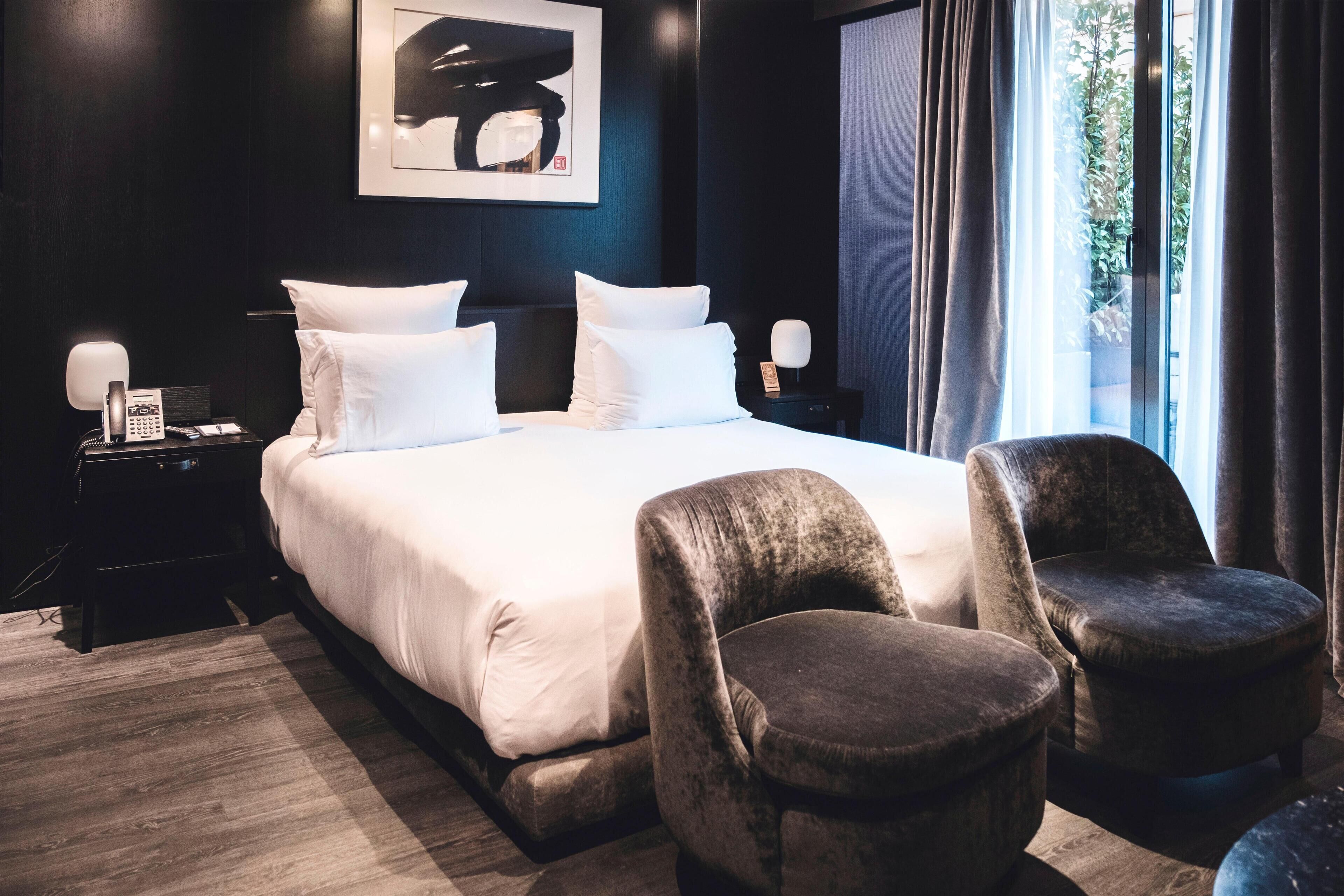 Roupas de cama premium, frigobar, cofres nos quartos