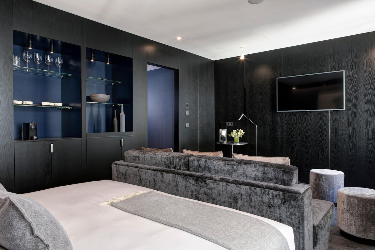 Deluxe Attic Room | Ylelliset vuodevaatteet, minibaari, tallelokero huoneessa, äänieristys