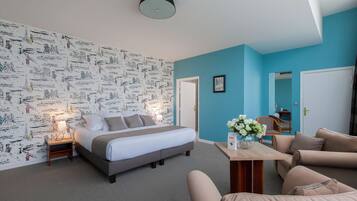 Ein Schlafzimmer mit einem Bett, Nachttischen, einer Ablage, einem Sofa, einem Couchtisch und einer Wand mit Stadtbild-Tapete.