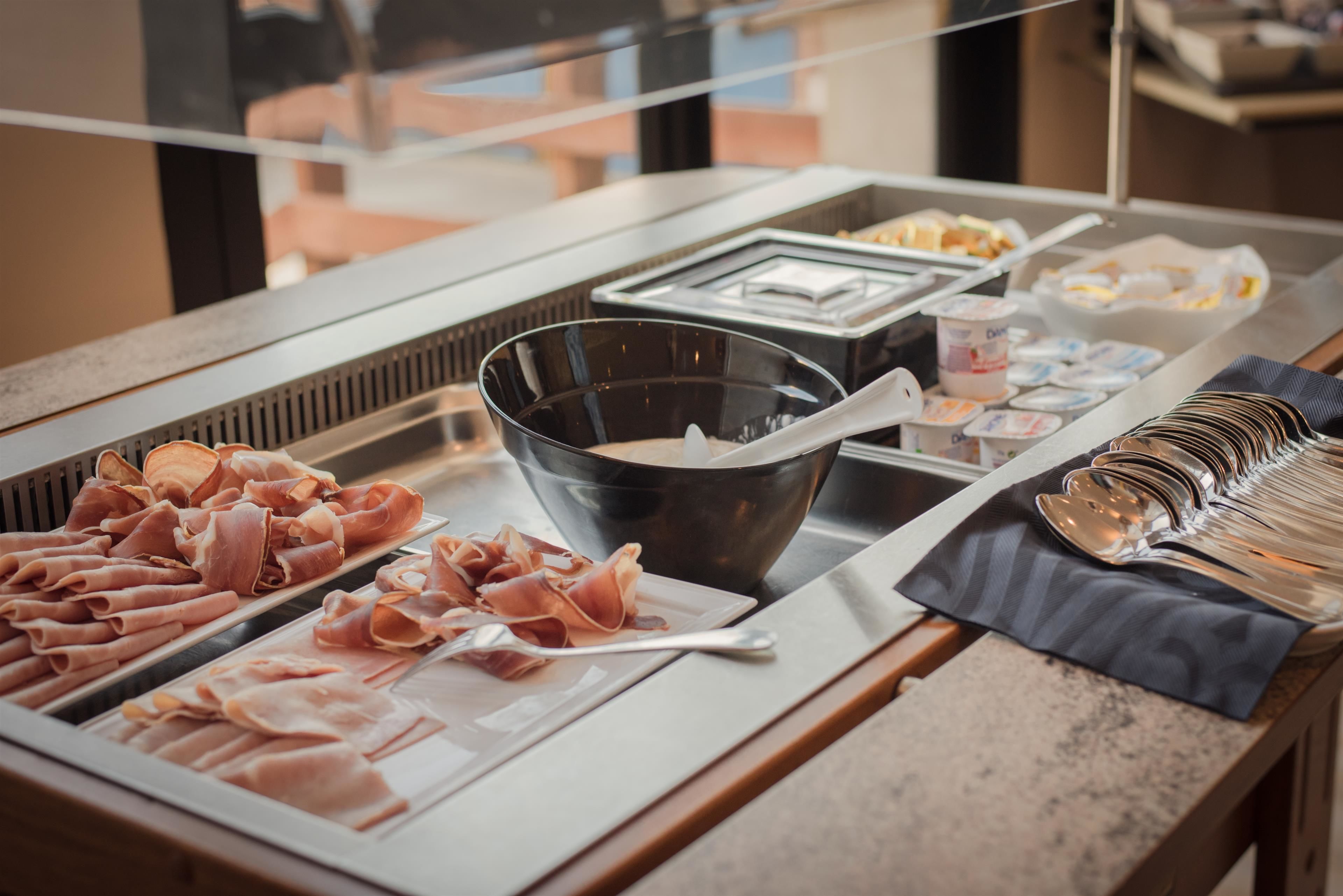 Ein Buffet mit verschiedenen Fleisch- und Milchprodukten.