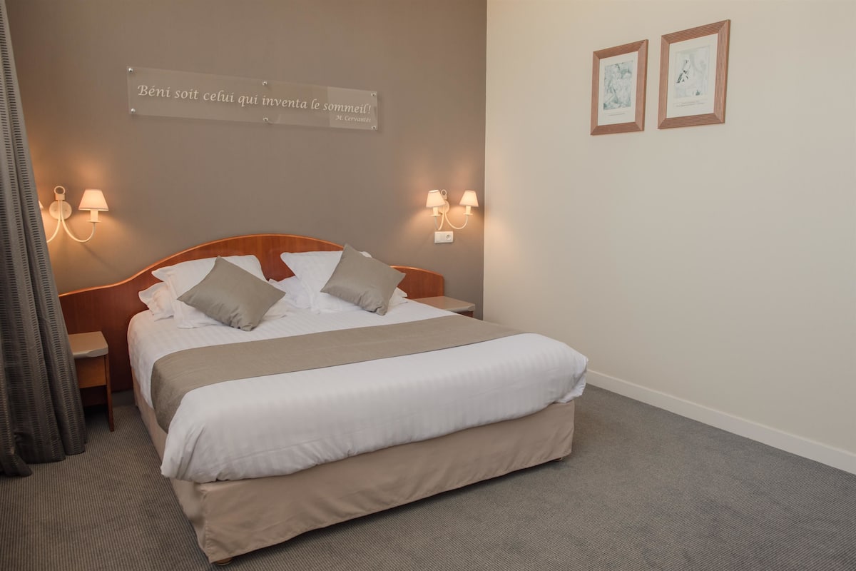 Comfort Room, 1 Queen Bed, Non Smoking | Premium bedding, in-room safe, desk, iron/ironing board