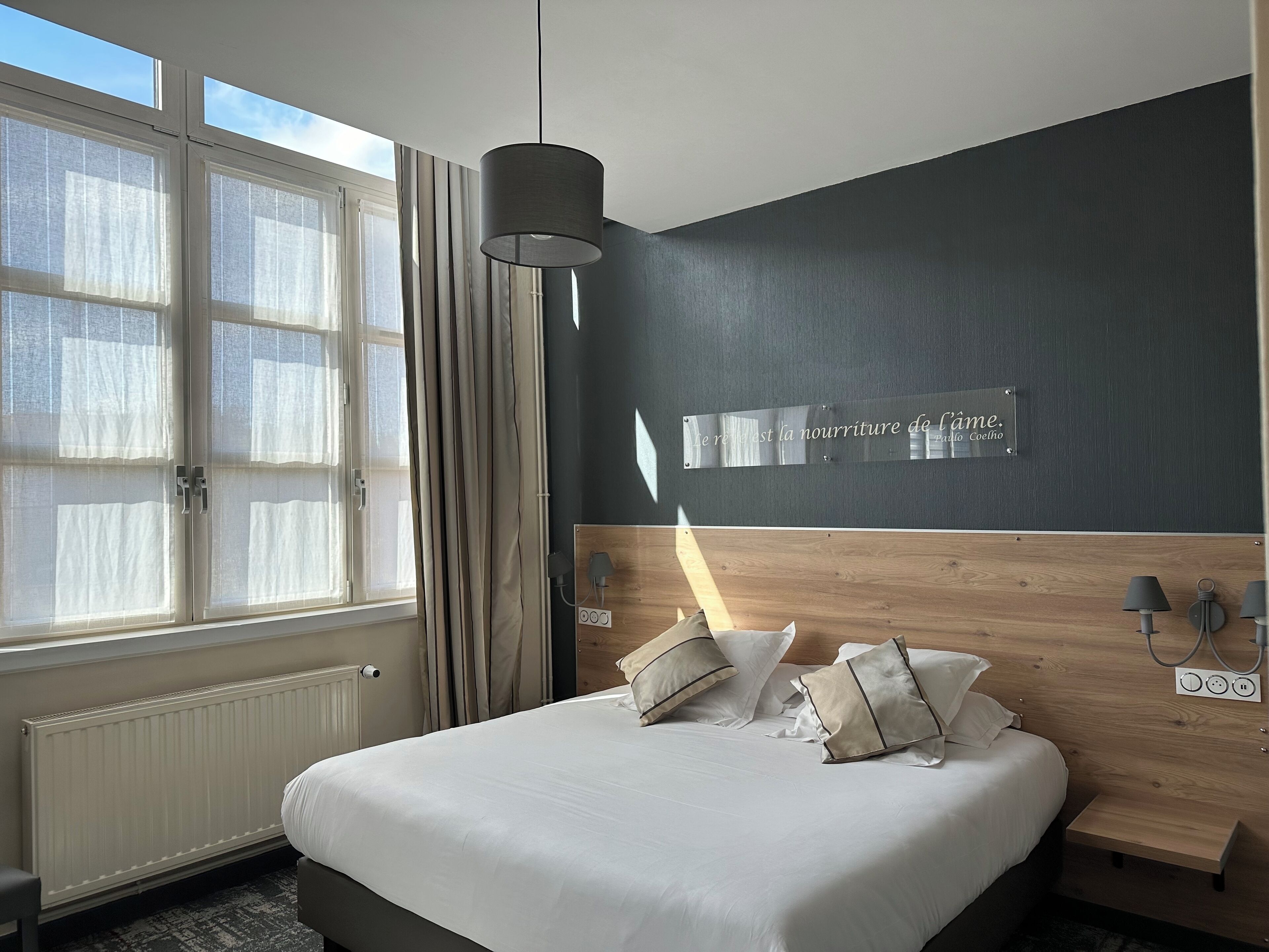 Ropa de cama de alta calidad y caja de seguridad en la habitación 