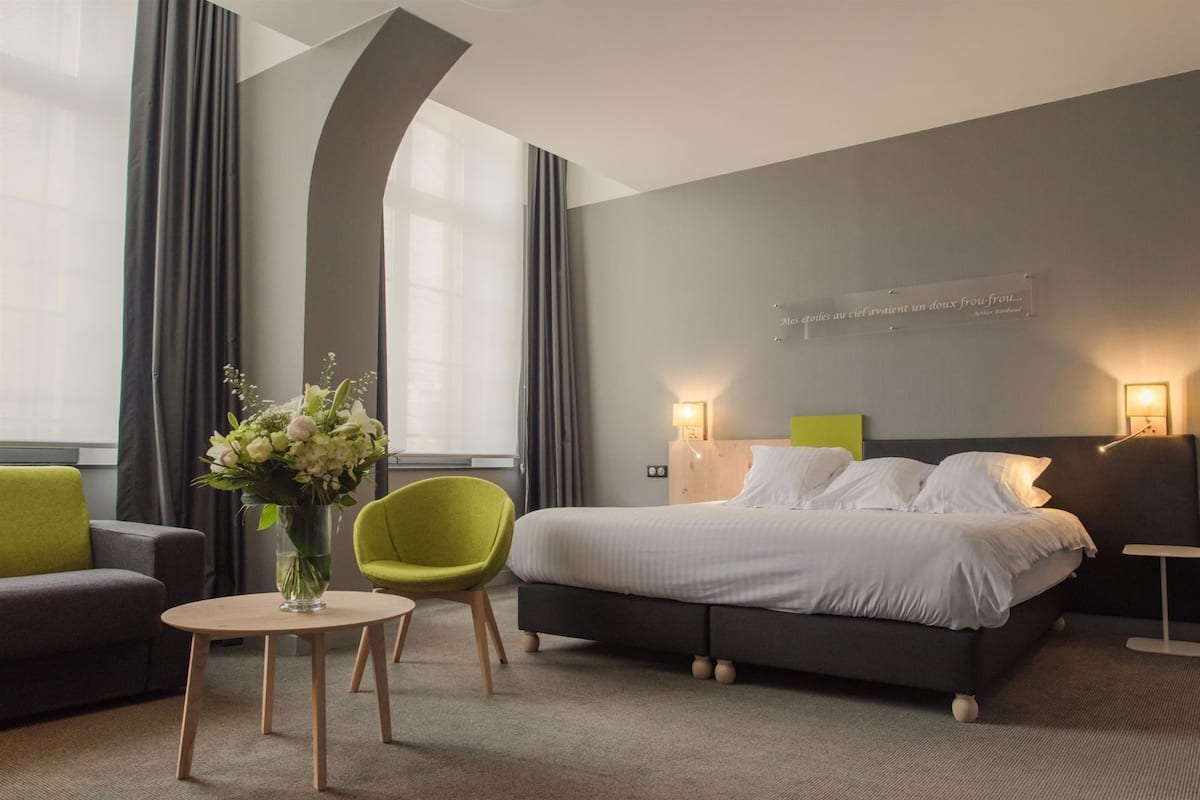 Literie de qualité, coffre-fort, bureau, fer et planche à repasser