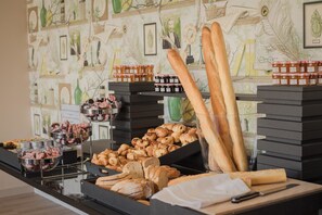 Se ofrece un desayuno bufé todos los días (por un coste adicional)
