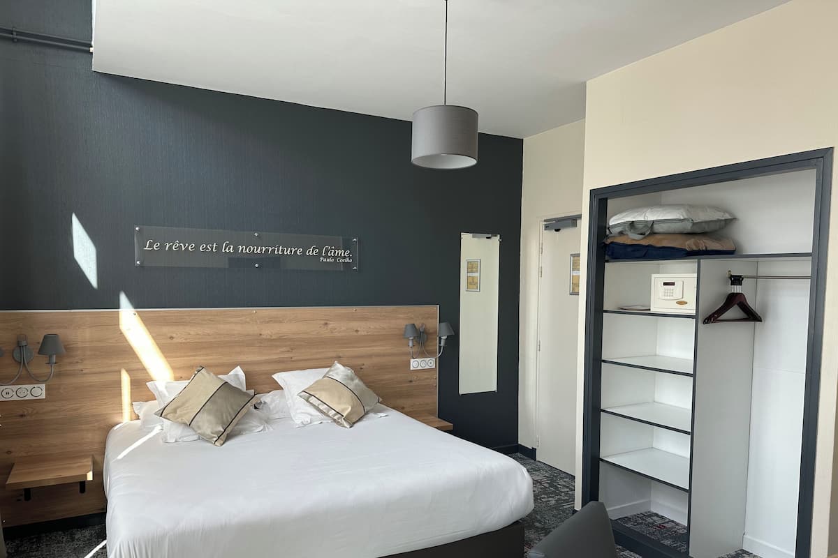Standard Room, 1 Double Bed, Non Smoking | Premium bedding, in-room safe, desk, iron/ironing board