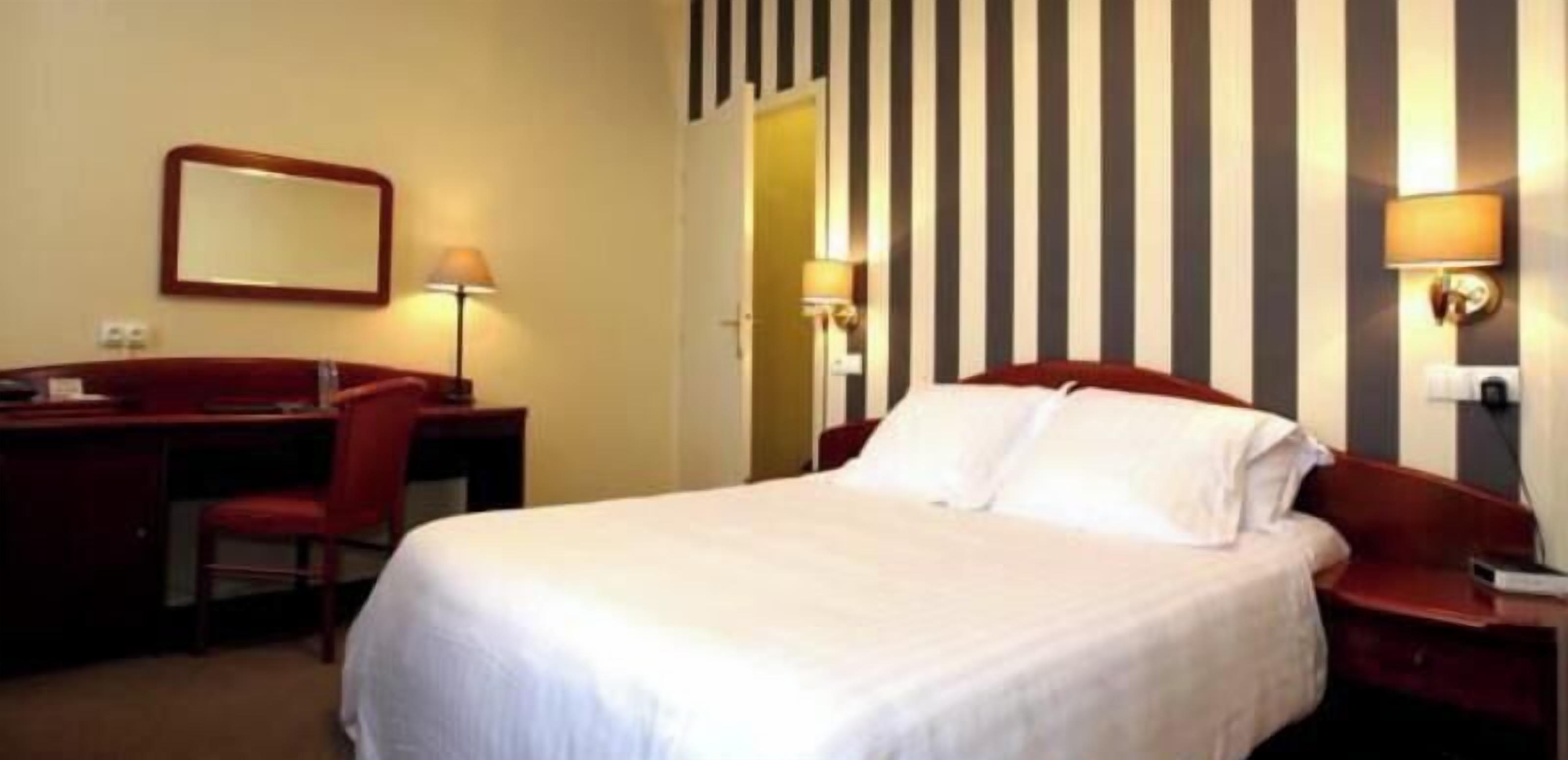 Luxe beddengoed, een kluis op de kamer, een bureau