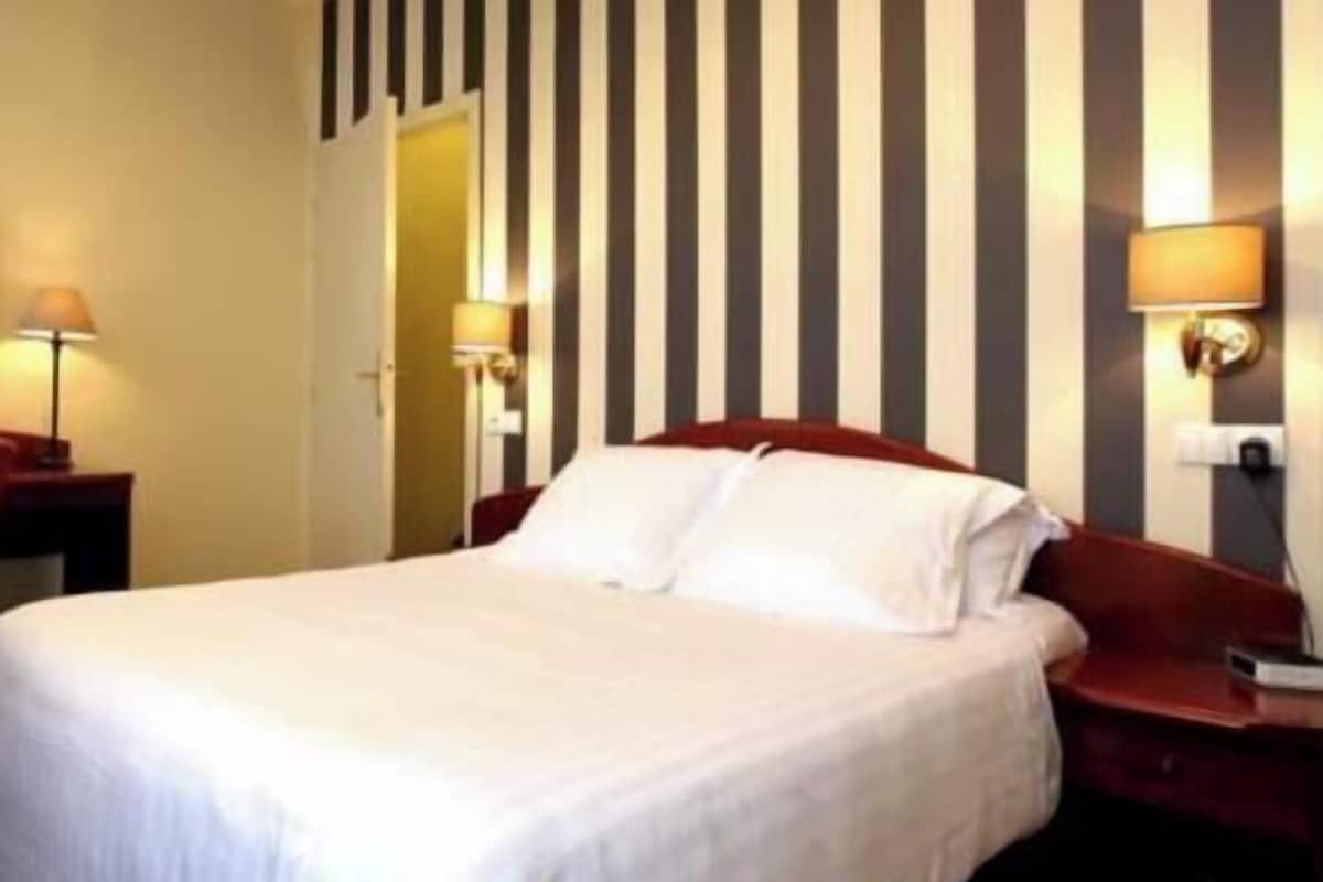 Literie de qualité, coffre-fort, bureau, fer et planche à repasser