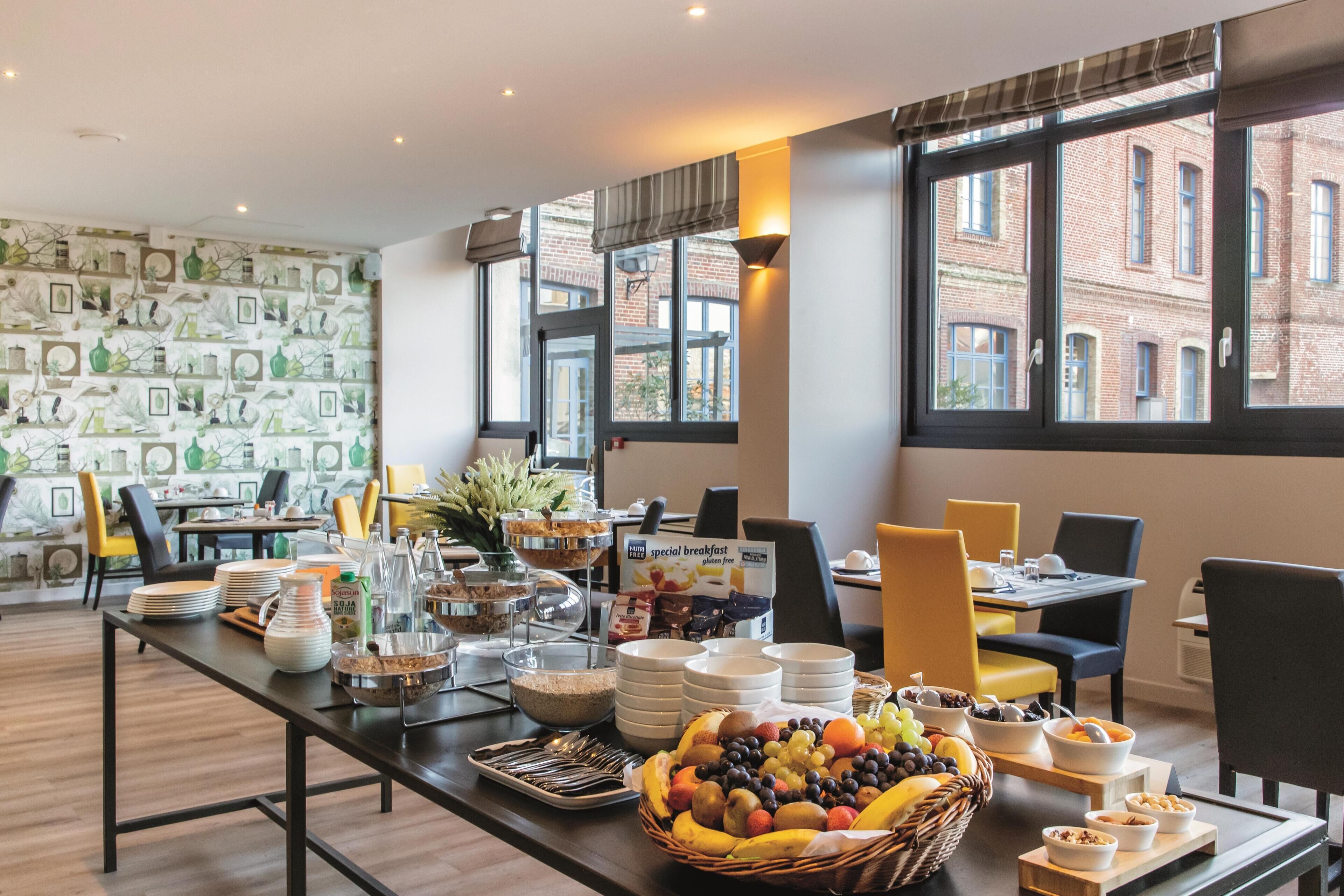 بوفيه فطور يوميًا بتكلفة قدرها (18 EUR للشخص)