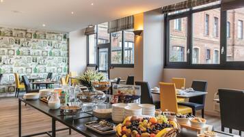 بوفيه فطور يوميًا بتكلفة قدرها (18 EUR للشخص)