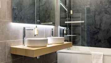 Bañera con ducha, secador de pelo, toallas