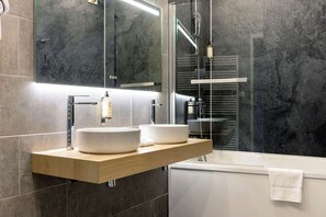 Bañera con ducha, secador de pelo, toallas