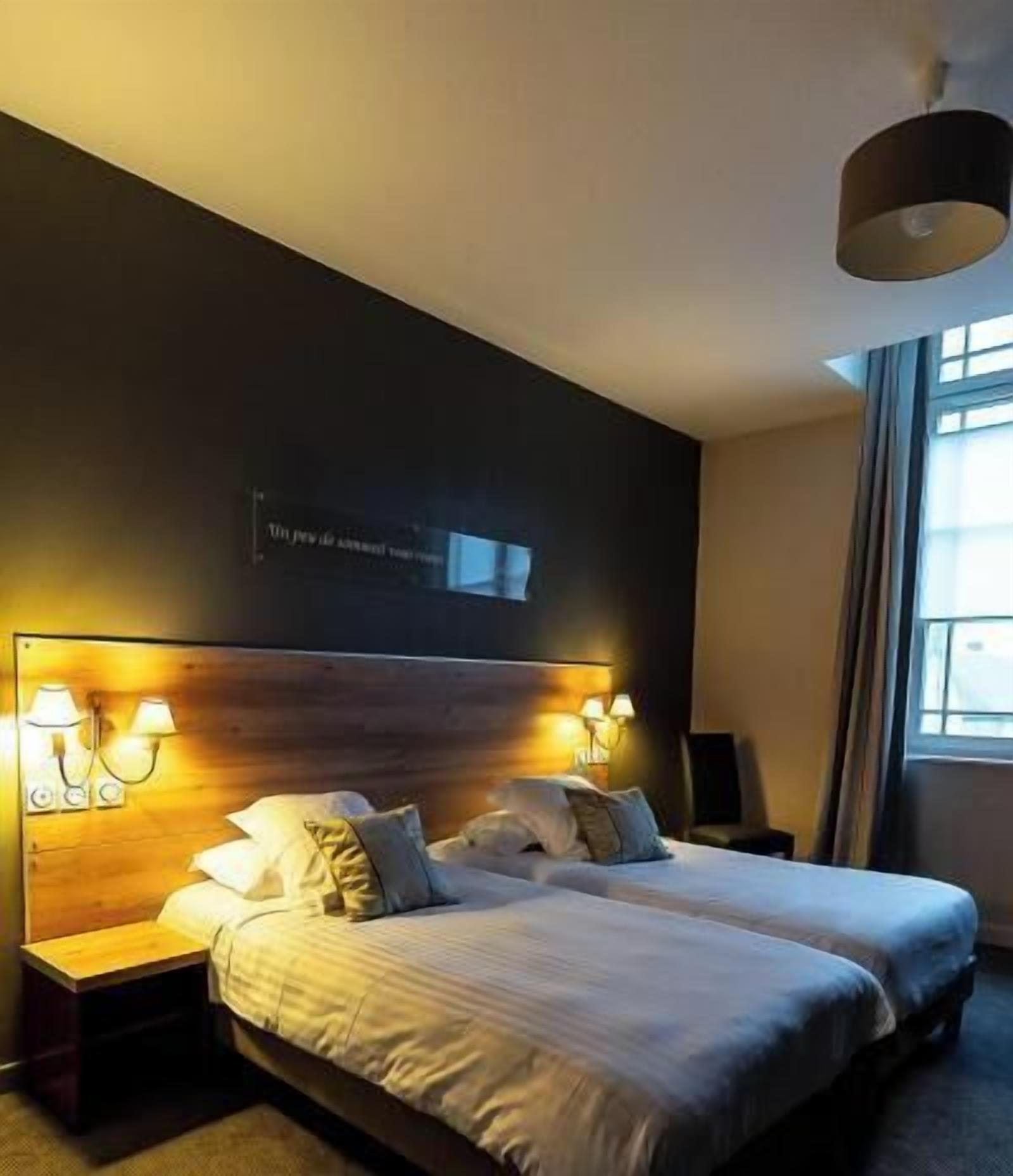 Luxe beddengoed, een kluis op de kamer, een bureau