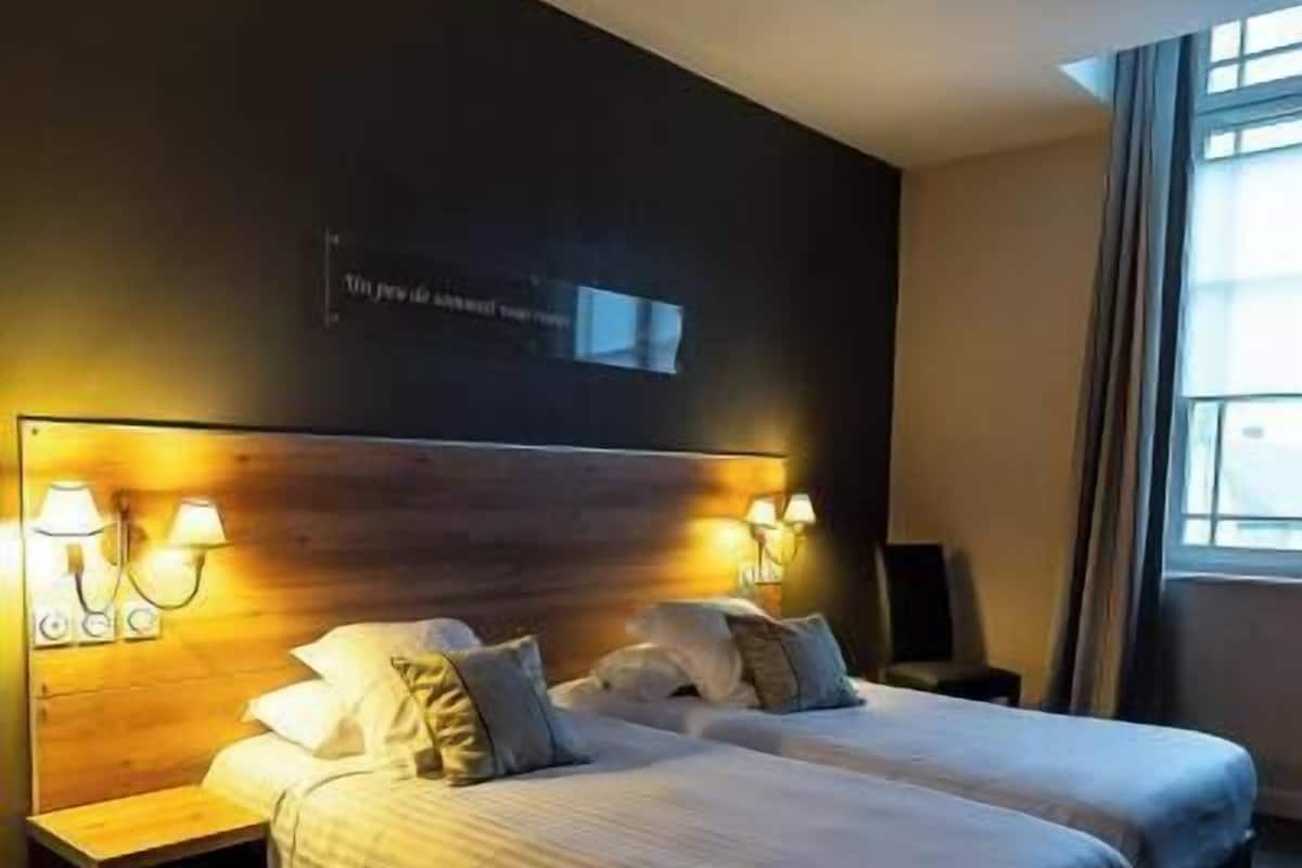 Literie de qualité, coffre-fort, bureau, fer et planche à repasser