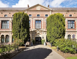 Vista frontal de la propiedad