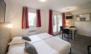 Cortinas blackout, tabla de planchar con plancha y wifi gratis 