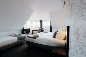 高级三人房 | 客房内保险箱、办公桌、免费婴儿床、免费 WiFi