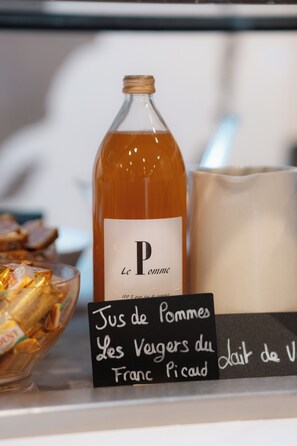 A bottle labeled "Le Pomme" with a sign indicating "Jus de pommes" and "Les Voeux du Franc Picaud." - Hôtel Red Fox (Le Touquet-Paris-Plage)