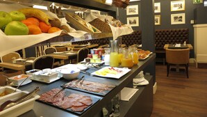 Un esmorzar tipus buffet amb diverses opcions, com fruita, carns i begudes.