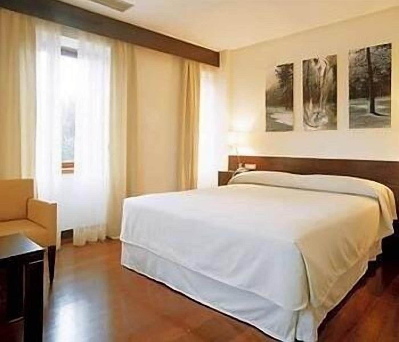 Een minibar, een kluis op de kamer, een bureau