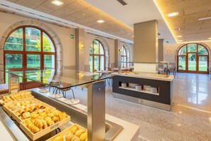 Petit déjeuner buffet (15 EUR par personne)