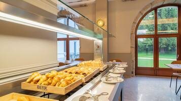 Café da manhã com buffet todos os dias mediante uma taxa