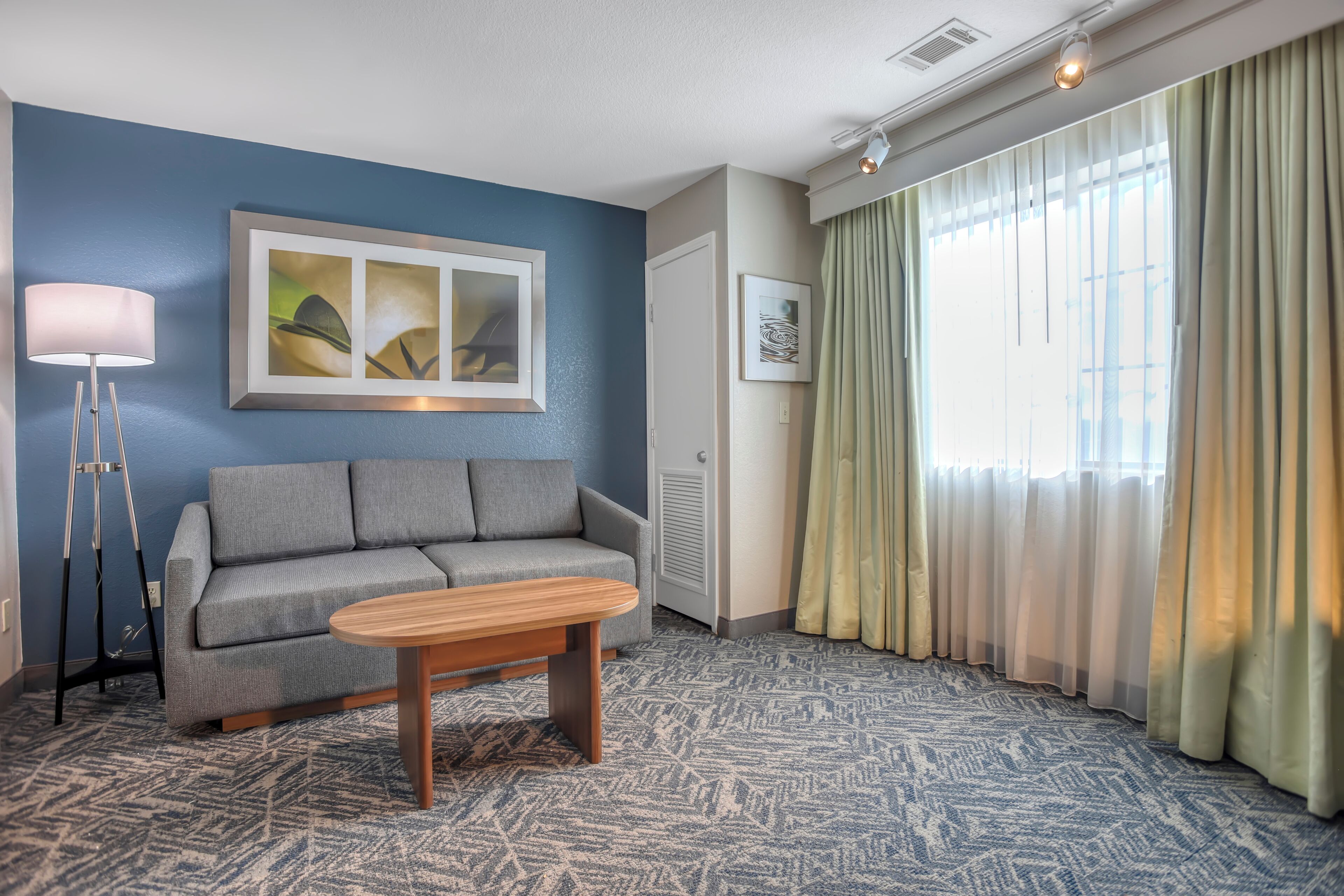1 Schlafzimmer, hochwertige Bettwaren, Schreibtisch