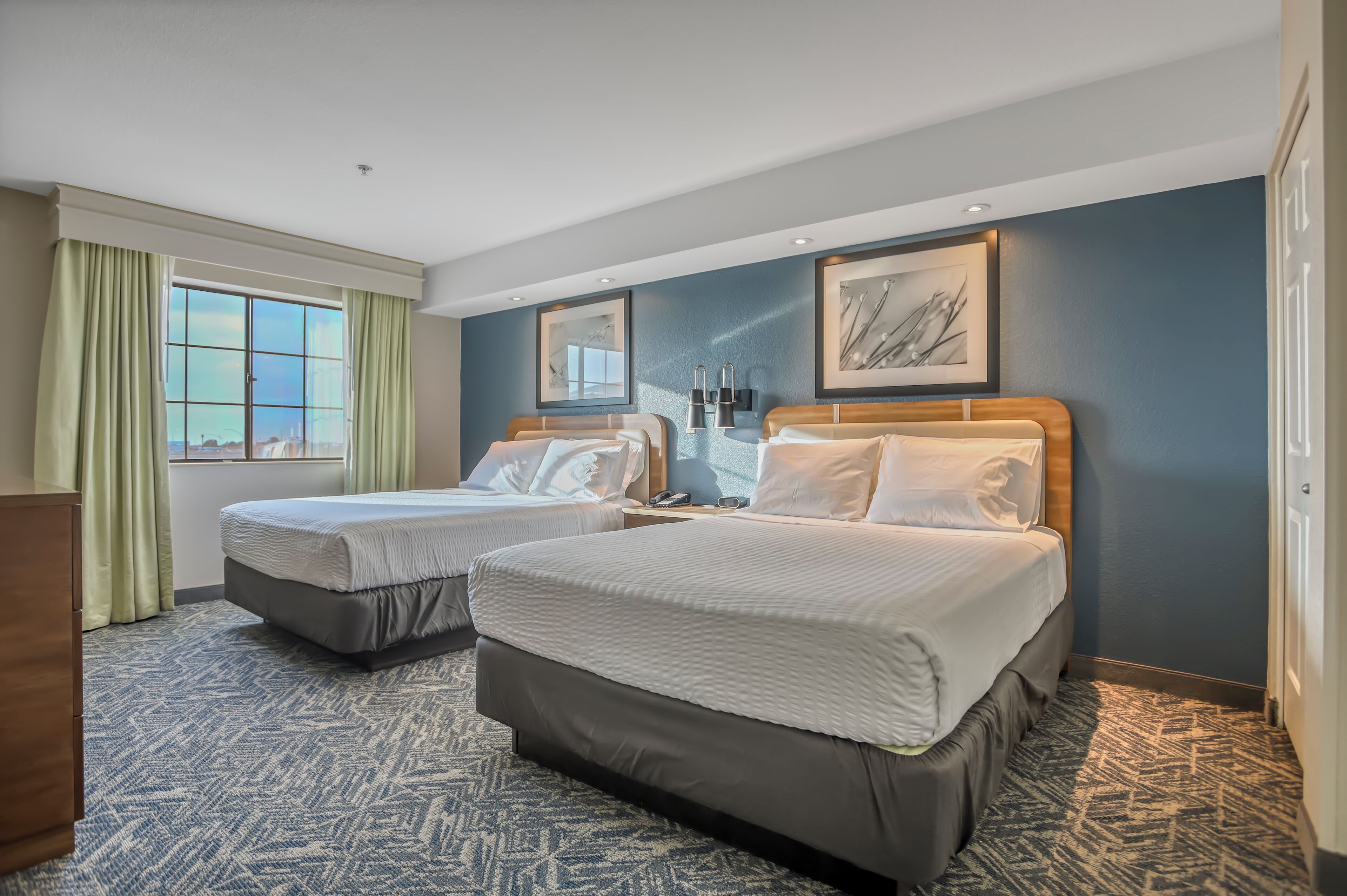 套房, 2 张大床, 无烟房, 冰箱和微波炉 (Living Room;with Sofabed) | 1 多间卧室、高档床上用品、办公桌、笔记本电脑工作区