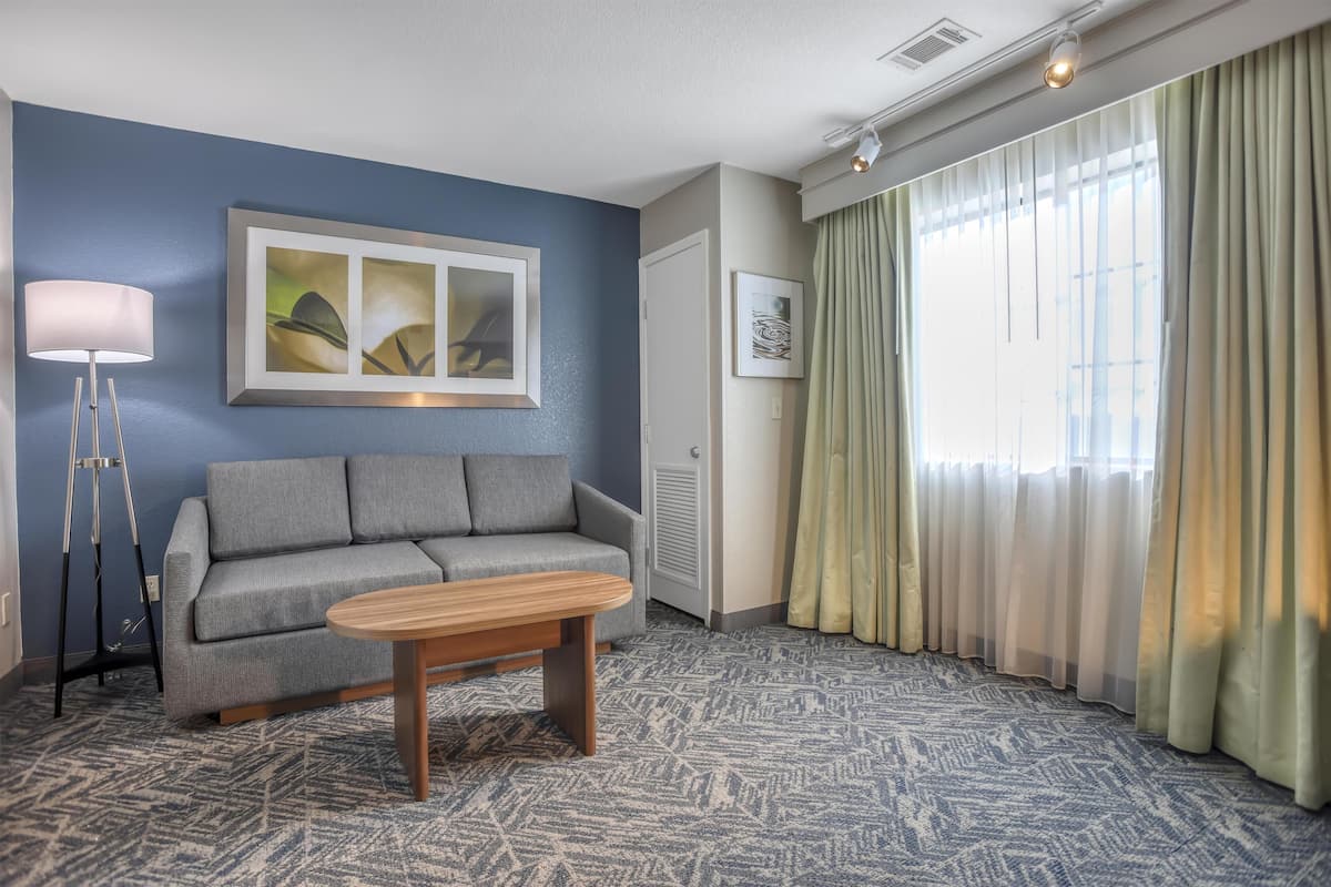 1 bedroom, premium bedding, desk, laptop workspace