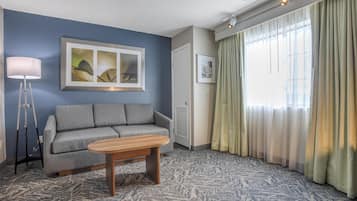 1 bedroom, premium bedding, desk, laptop workspace