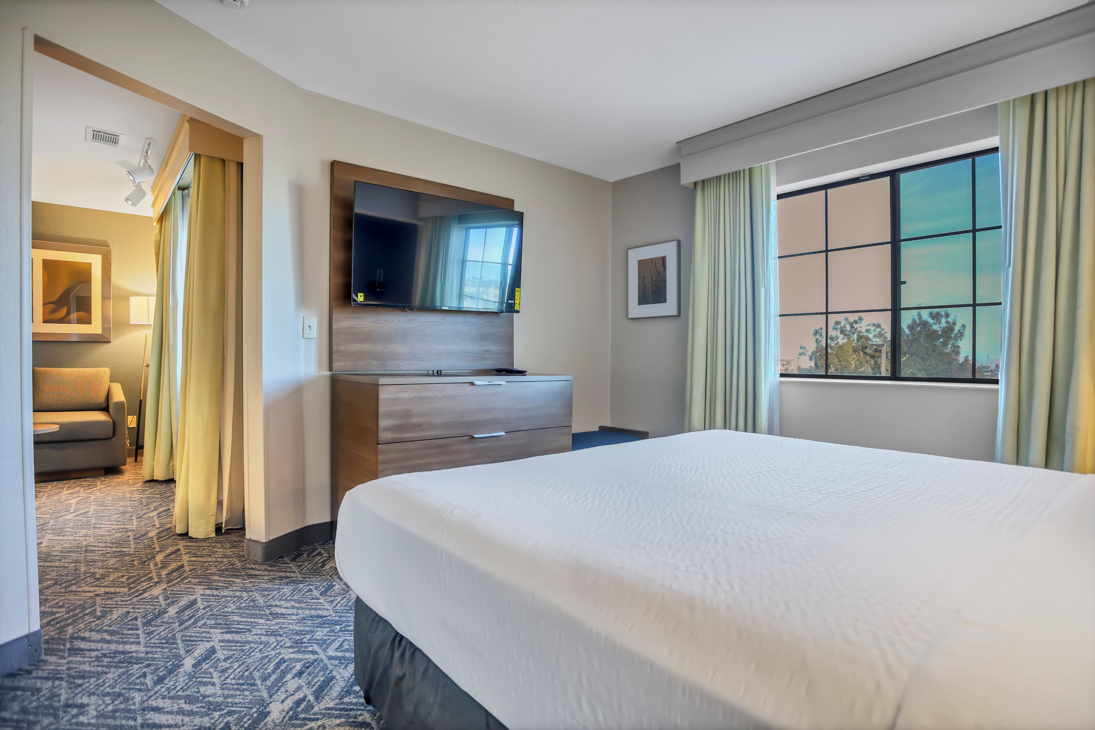 1 bedroom, premium bedding, desk, laptop workspace