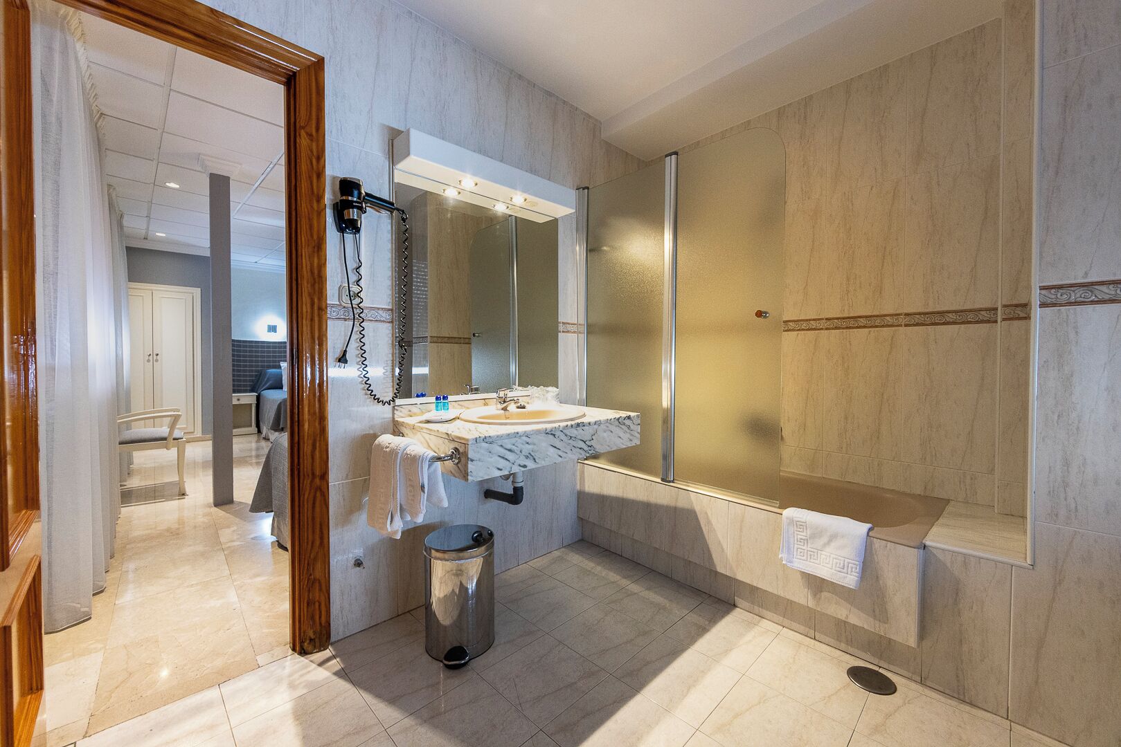 desk, free cots/infant beds, rollaway beds, free wifi