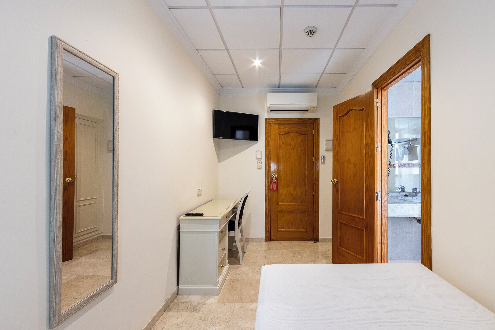 single room | desk, free cots/infant beds, rollaway beds, free wifi