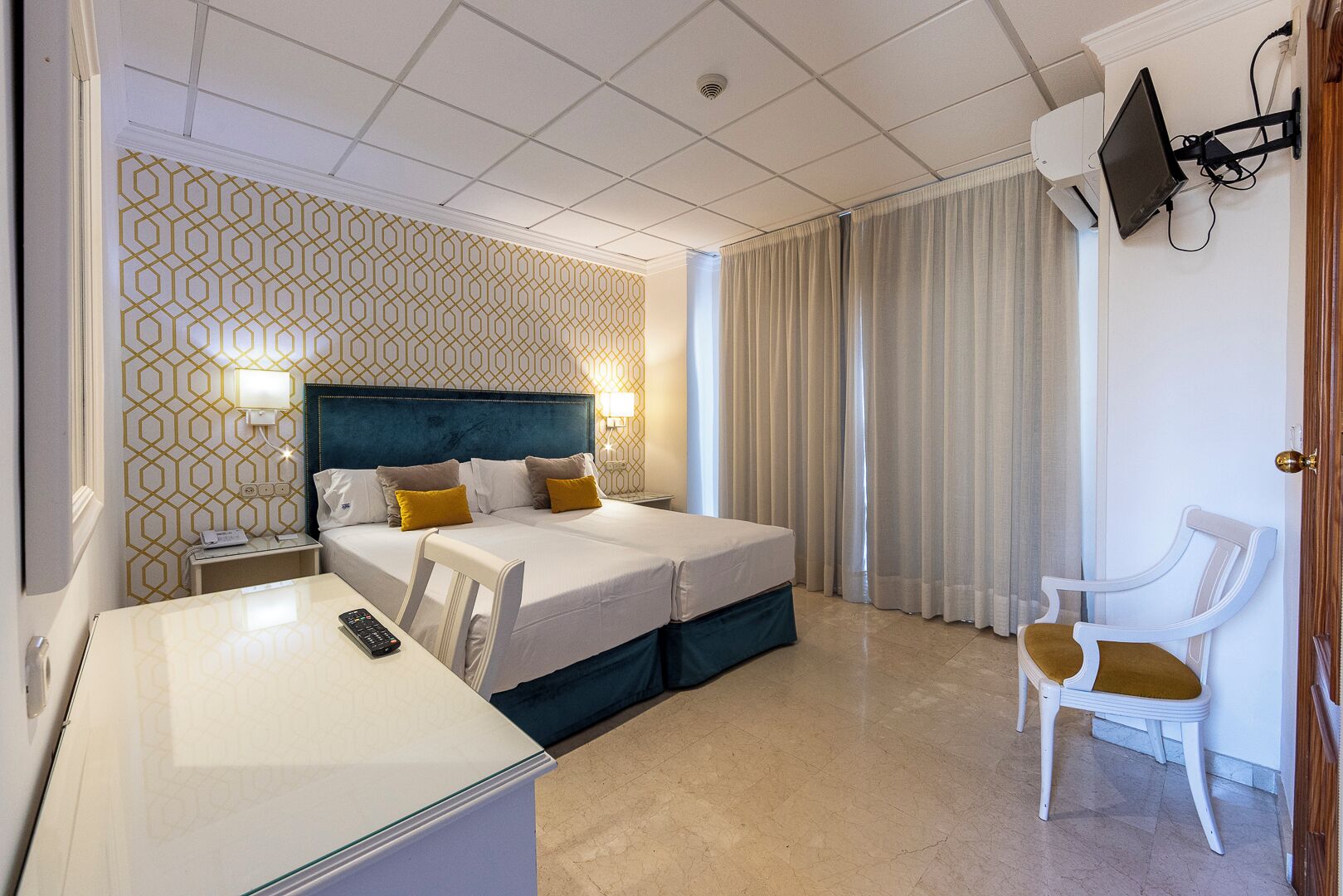 Habitación con 2 camas individuales | Escritorio, cunas gratuitas, camas supletorias y wifi gratis