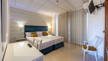 Habitación con 2 camas individuales | Escritorio, cunas gratuitas, camas supletorias y wifi gratis