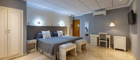 ツインルーム | デスク、ベビーベッド (無料)、可動式ベッド、WiFi (無料)