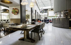 Melayani sarapan, makan siang, makan malam; dengan pemandangan taman