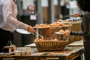 Päivittäinen buffetaamiainen (18 EUR per henkilö)