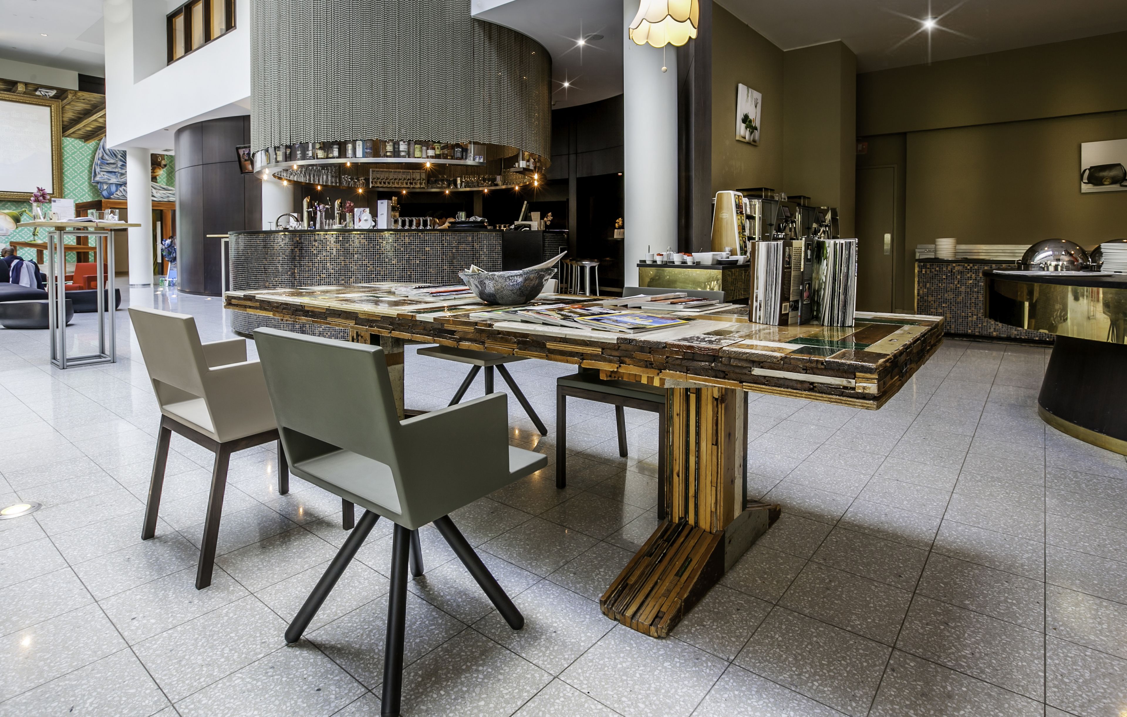 Un comedor moderno con una mesa larga, sillas y una isla central con un tazón.