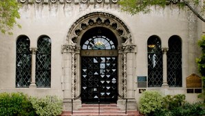 A historic building with a large arched entrance, flanked by two columns and a decorative architrave. - Berkeley City Club (Berkeley)