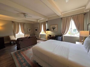 Hochwertige Bettwaren, individuell dekoriert, Bügeleisen/Bügelbrett