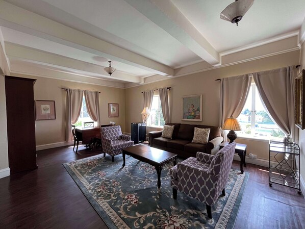 Hochwertige Bettwaren, individuell dekoriert, Bügeleisen/Bügelbrett