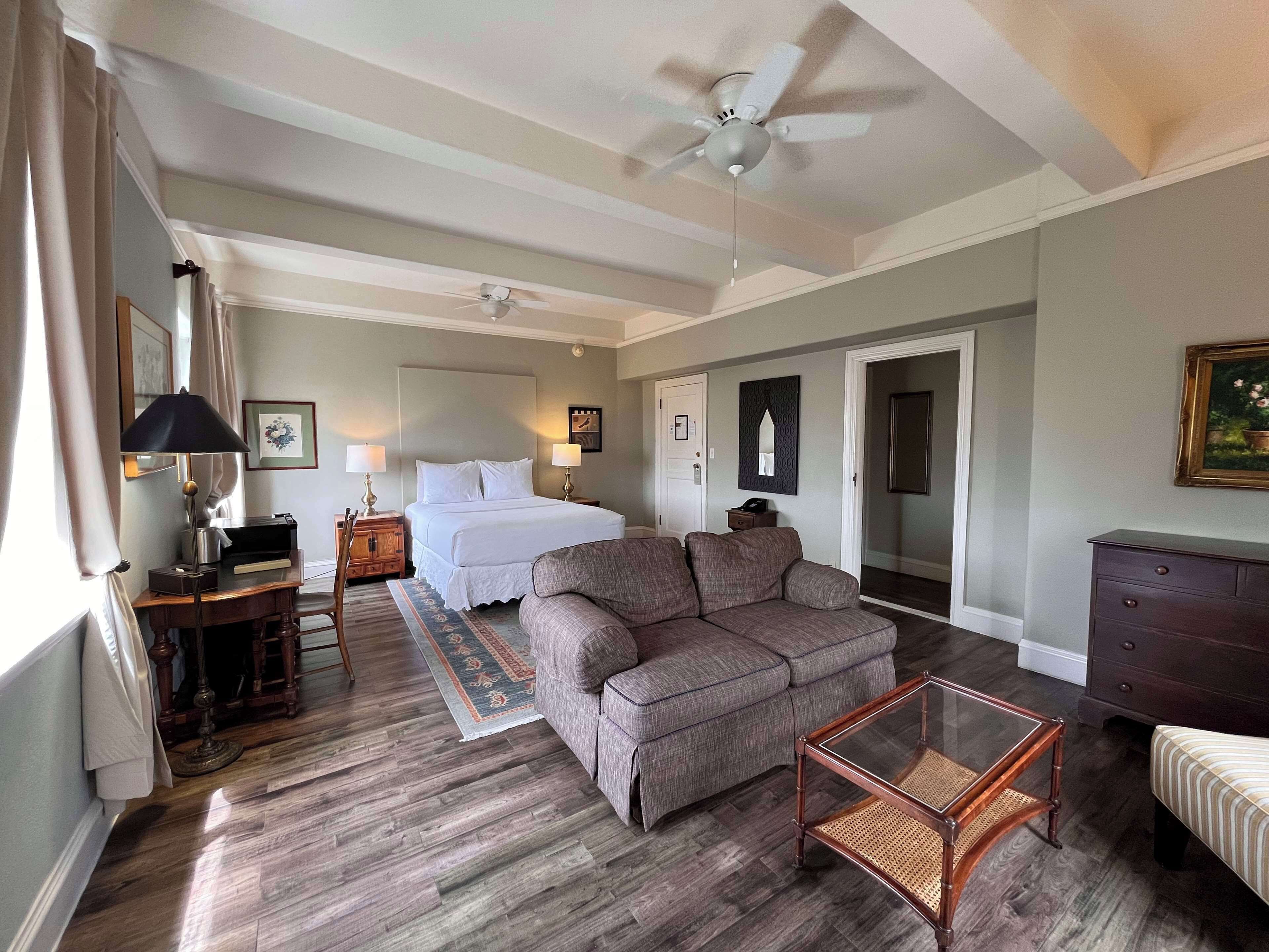 Hochwertige Bettwaren, individuell dekoriert, Bügeleisen/Bügelbrett