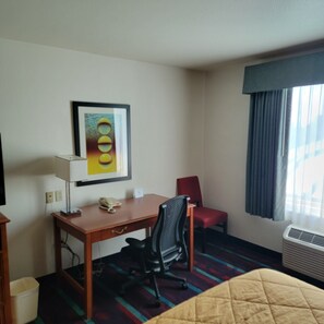 Desk, iron/ironing board, free WiFi, bed sheets - Budget Inn San Leandro (San Leandro)