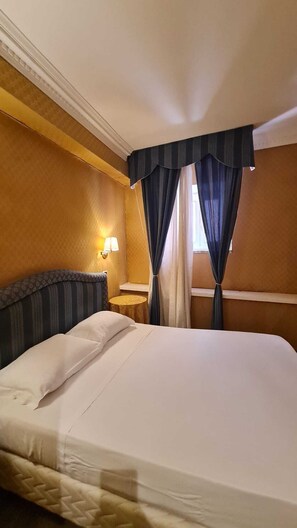 Chambre de base, non-fumeur | Rideaux d’obscurcissement, fer et planche à repasser