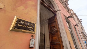 Señal de hotel que indica '939 HOTEL Habitaciones de lujo, segundo piso'.