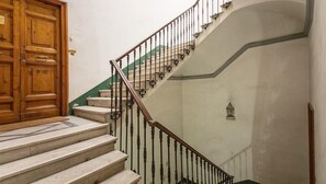 Un escalier avec une rampe en bois et un mur d’accent de couleur verte.