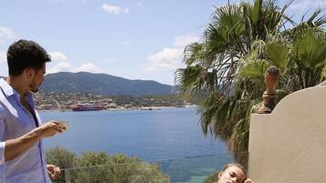 Sarapan prasmanan setiap hari (EUR 38 per orang)