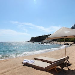 Accommodatie ligt op het strand, ligstoelen, parasols, strandlakens